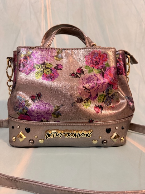 Betsey Johnson Handbags - Betsey Johnson Rose Metallic Pink crossbody purse 💎 Great Shape!